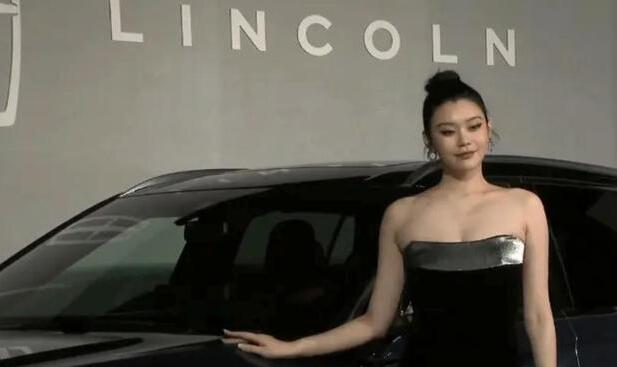 二胎了？何猷君陪奚梦瑶做产检，超模穿黑色抹胸裙上围丰满