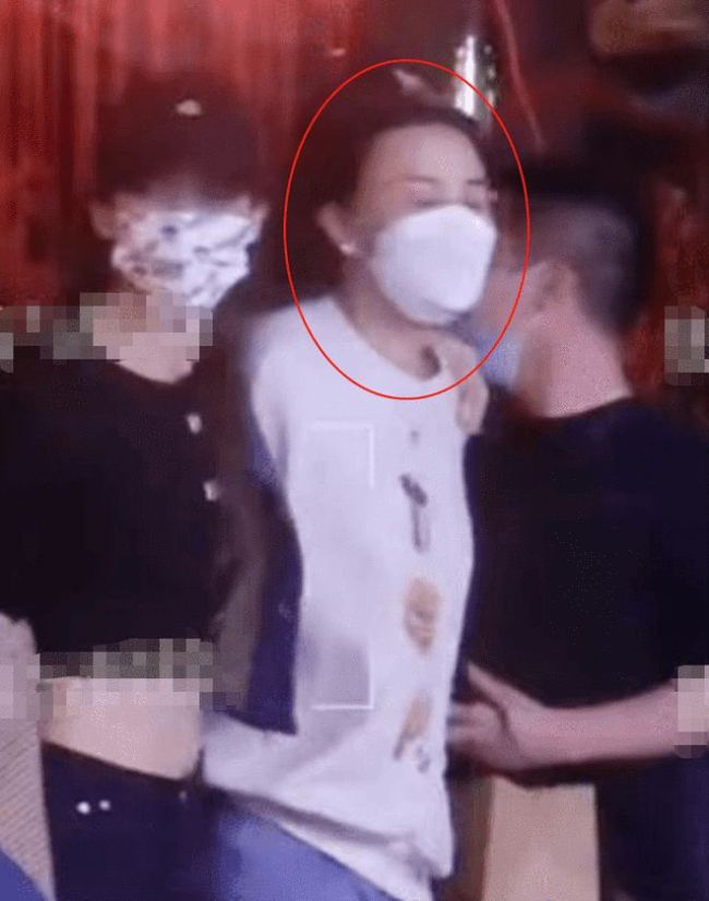 那英被错认和金晨王安宇聚餐 网友称其为百变小英