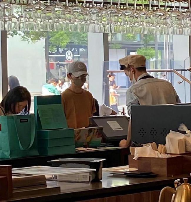 网友咖啡店偶遇何炅 戴棒球帽显年轻看不出已48岁