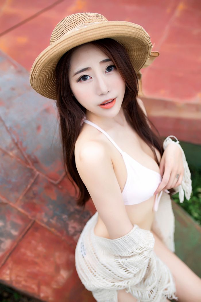 清新户外性感草帽比基尼女神粉嫩俏丽很迷人