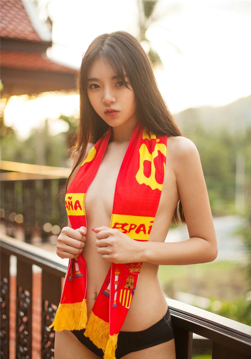 娃娃脸性感锁骨韩系美女抹胸秀香肩诱惑写真