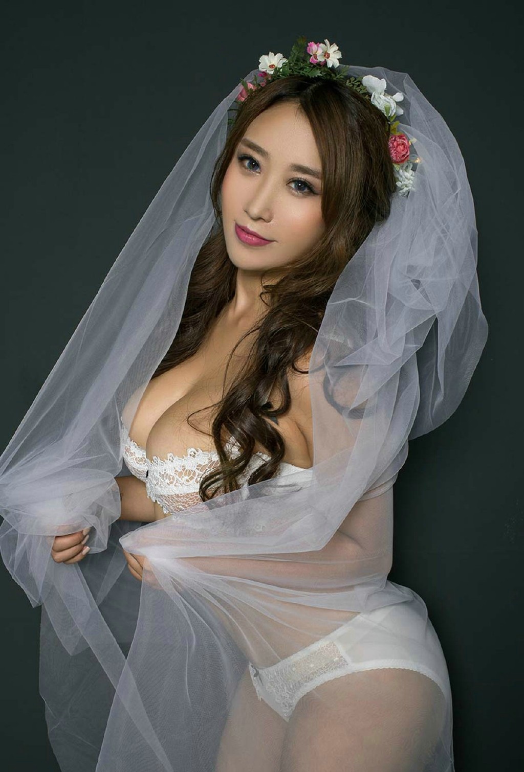 爆乳美女新娘性感巨乳诱惑写真