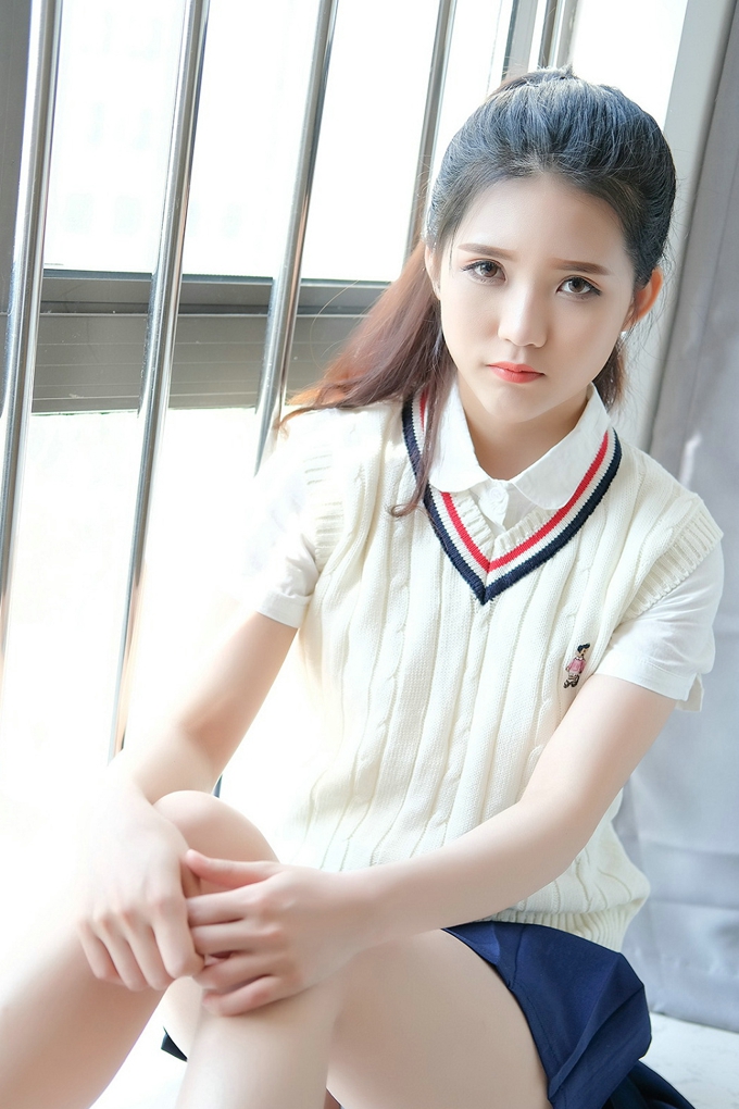 气质美女可爱的小叶子清纯诱惑学生制服迷人风情美腿写真