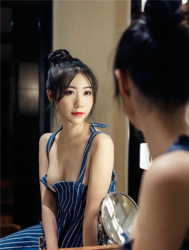 浴室清纯美女小鹿深蓝色背带裙诱惑气质迷人写真图片