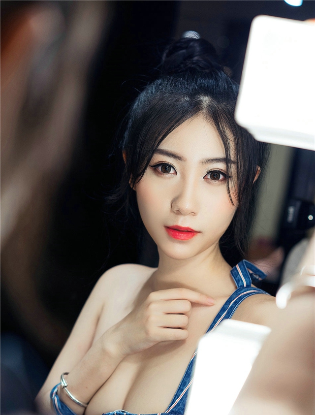 浴室清纯美女小鹿深蓝色背带裙诱惑气质迷人写真图片