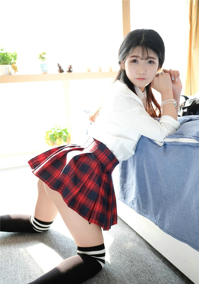 清纯美女模特可爱的小叶子学生制服诱人迷人写真