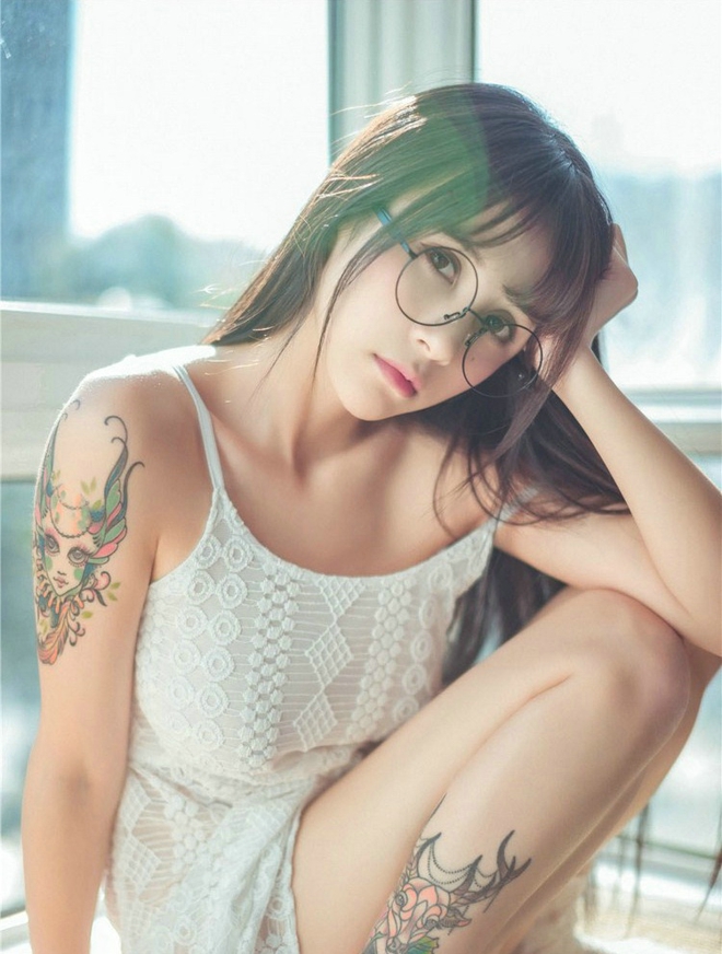 娇媚极品白色蕾丝尤物美女夏美酱床上写真