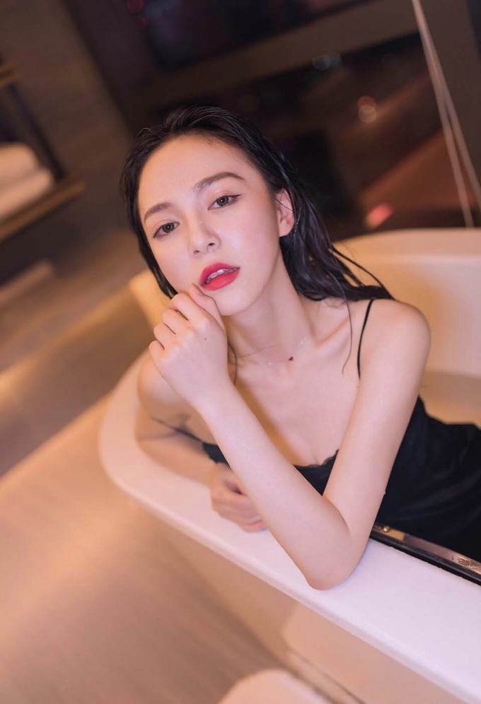 白嫩少女性感湿身美乳娇俏写真