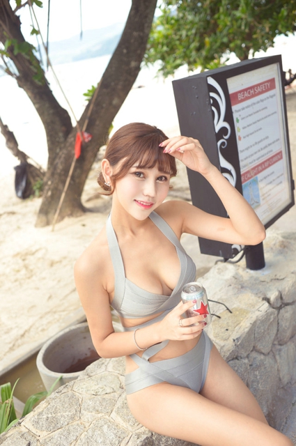 气质清纯女生楚楚沙滩比基尼美色挑逗
