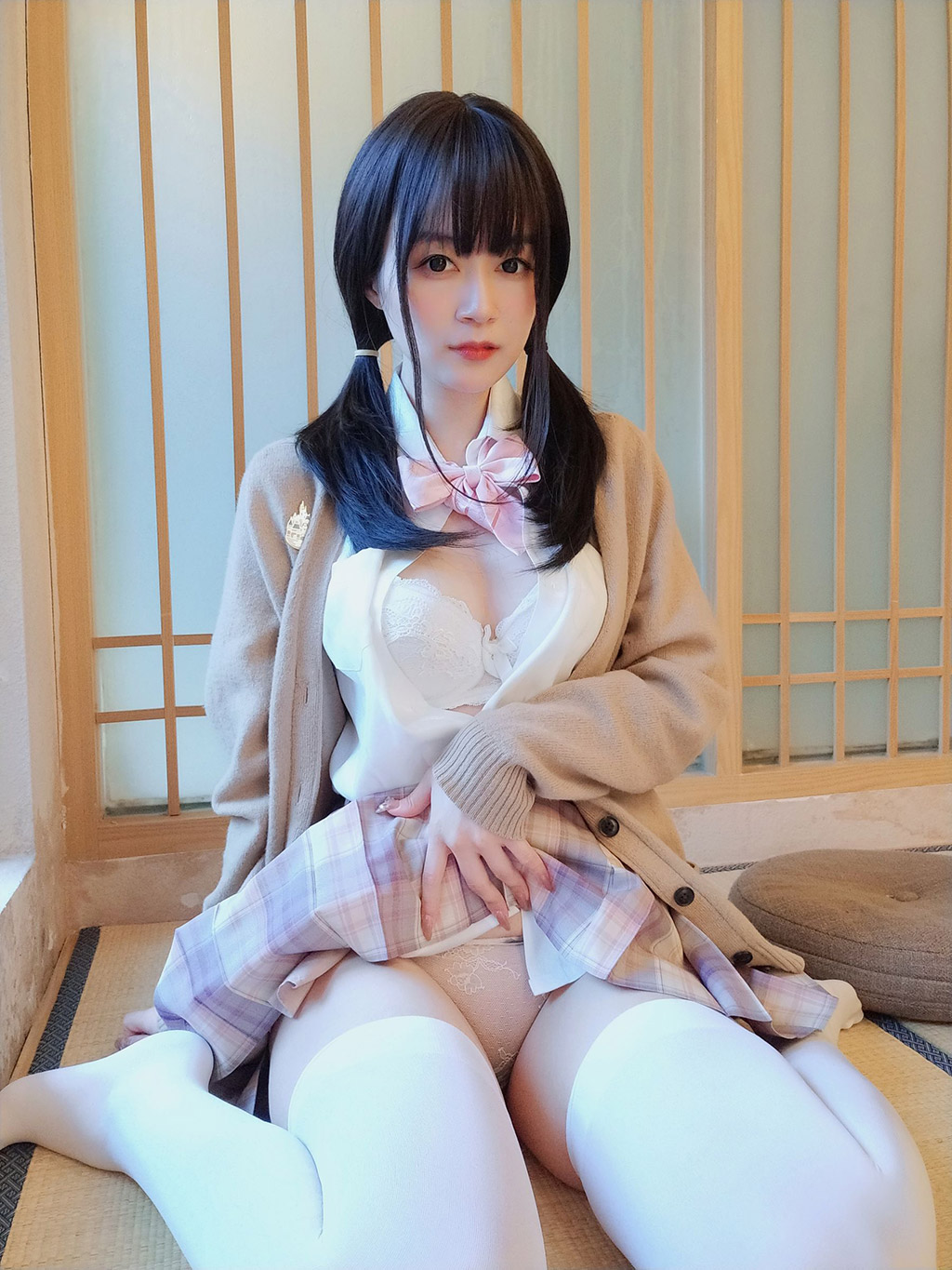 白银小姐姐白花花的肥臀夺目耀眼