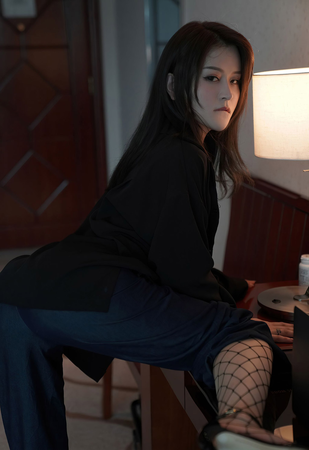 璀灿束腰服饰与魅惑网袜