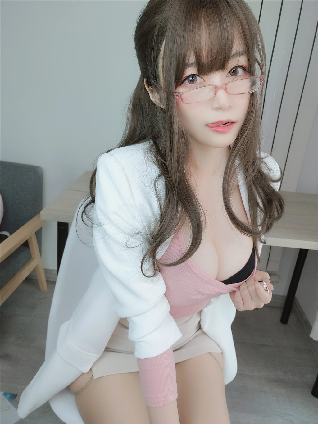 网红性感少女白银81粉色紧身上衣与白色短裙加肉丝美腿性感私房写真集