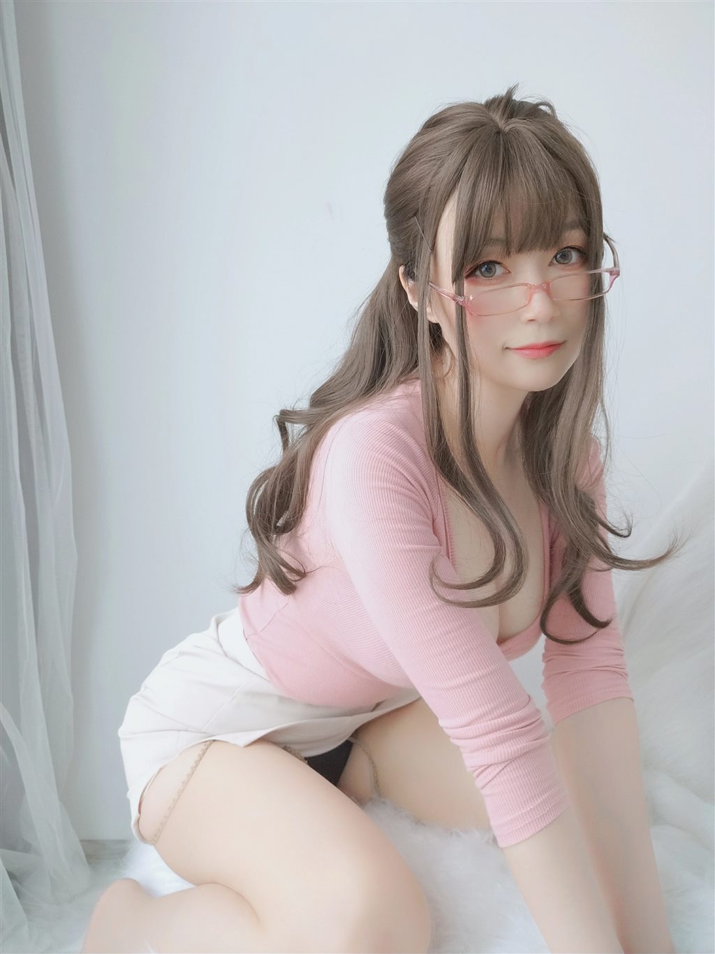网红性感少女白银81粉色紧身上衣与白色短裙加肉丝美腿性感私房写真集