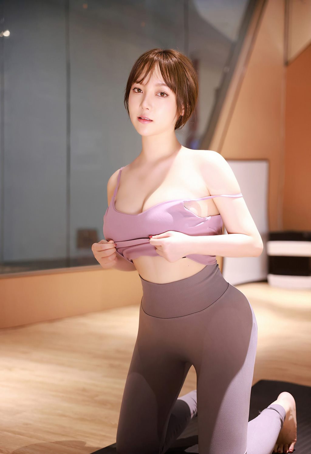 豆瓣酱性感小吊带健身房紧身翘臀诱人
