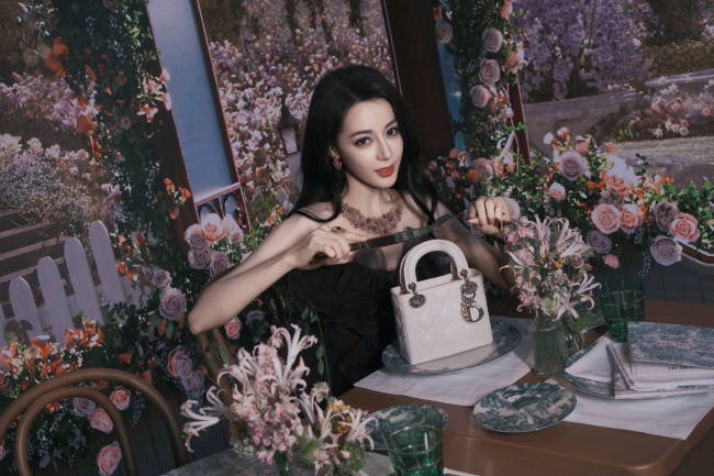 迪丽热巴深紫色露背纱裙好美 大波浪卷发妩媚迷人
