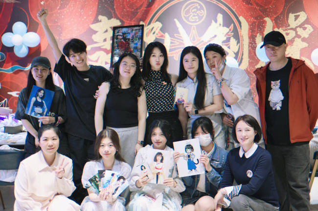 蓝盈莹生日与粉丝们聚会 穿波点挂脖吊带笑容甜美