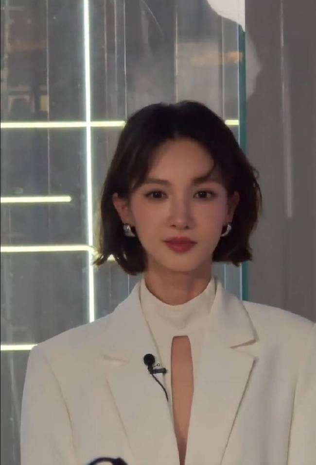 金晨穿镂空上衣性感成熟 一头短发简约气质