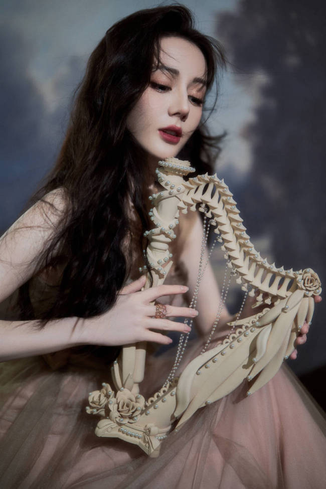 迪丽热巴穿纱裙美如油画 低眉抚琴神秘又性感
