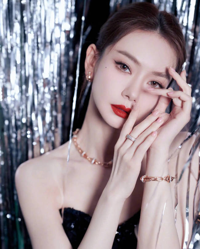 戚薇身穿黑色抹胸亮片裙 红唇烈焰性感又摩登