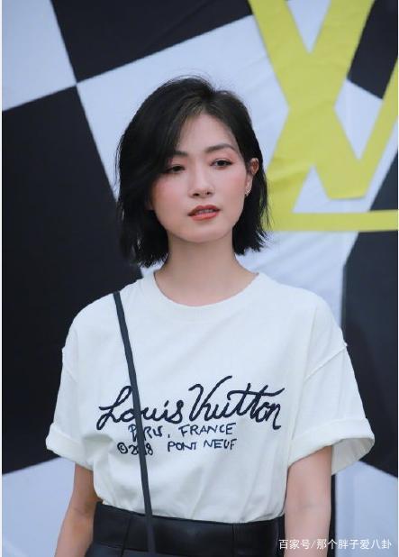 上热搜!吴亦凡背两米高玩偶走秀是怎么回事?什么情况?终于真相了,原来是这样! 
