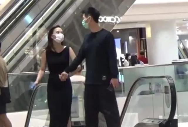 窦骁反手抱女友满眼爱意，何超莲害羞躲男友怀里