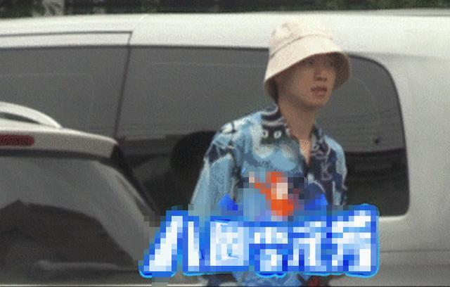 杨幂魏大勋又被拍！戴情侣帽前后现身同家餐馆