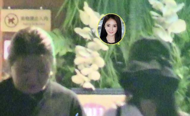 杨幂魏大勋又被拍！戴情侣帽前后现身同家餐馆