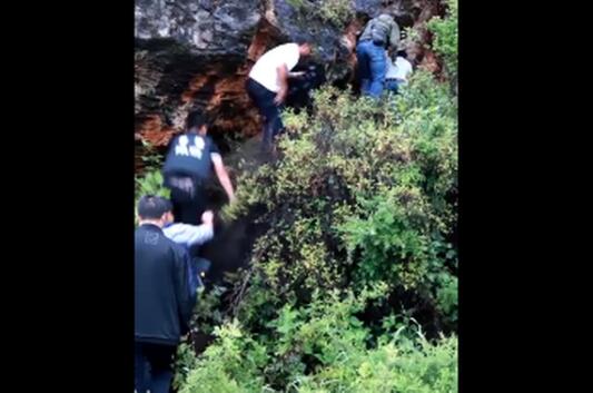 【最新】丽江被抱走男孩获救画面公布 人贩子竟然将人藏进山洞