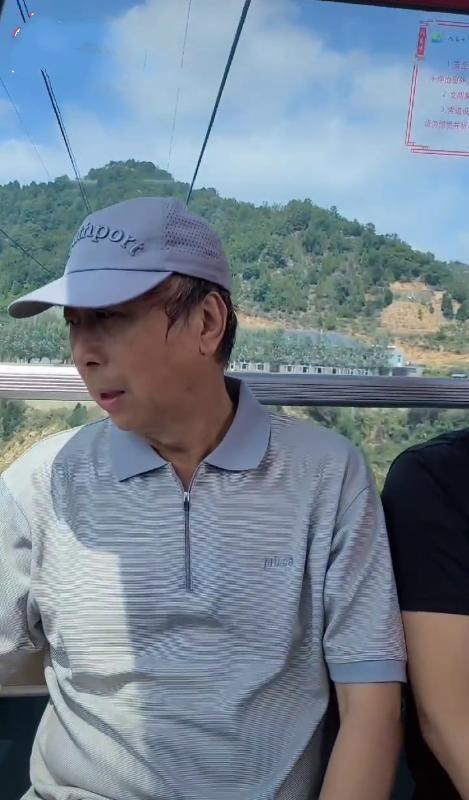 62岁冯巩坐缆车吓得满头汗！遇路人大方合影好亲切