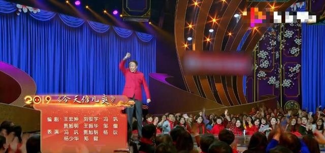 62岁冯巩坐缆车吓得满头汗！遇路人大方合影好亲切