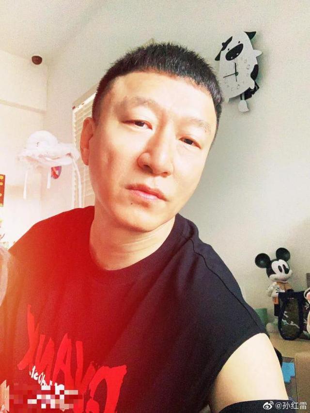 敢不敢把眼睛睁大点!孙红雷胖成黄渤励志减肥,却与友人深夜约火锅?