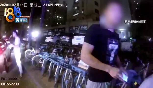 约了个寂寞！约女网友见面遭遇零食托 美女商店购买一大堆零食一去不回