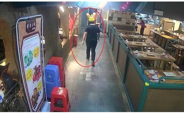 装备精良！深圳男子冒充外卖小哥偷外卖吃 头戴美团外卖头盔