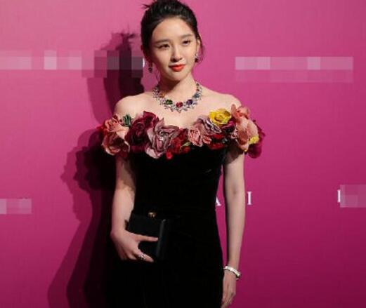简直完美！唐艺昕产后身材 露香肩美背性感十足