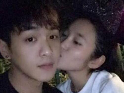 腿精！唐艺昕产后身材似少女 穿一字肩长裙露香肩美背性感十足