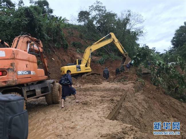 这是10月18日在越南中部广治省拍摄的山体滑坡事故搜救现场。
