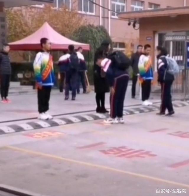 【争论不休】辽宁一中学要求学生入校先鞠躬 你觉得有鞠躬的必要吗？