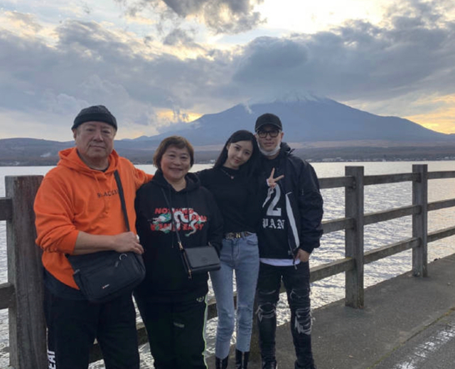潘玮柏吴克群合影姿势引发回忆杀 八年后首同框竟一点没变
