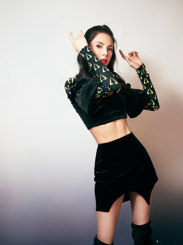 岁月不败美人！54岁李若彤穿17岁时同款校服美翻了