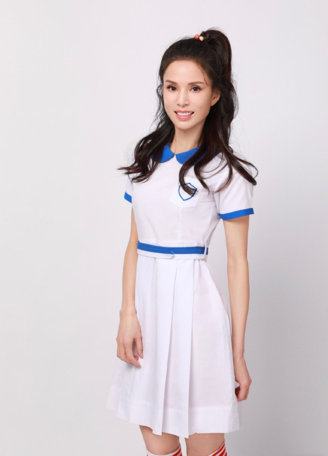岁月不败美人！54岁李若彤穿17岁时同款校服美翻了