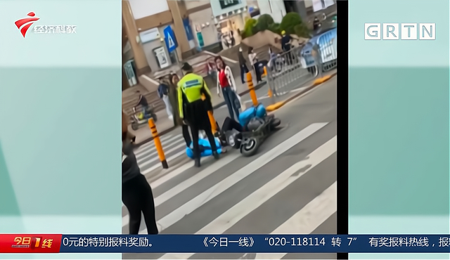 暴力执法？外卖员逆行被交警连人带车拽倒 引发网友争议