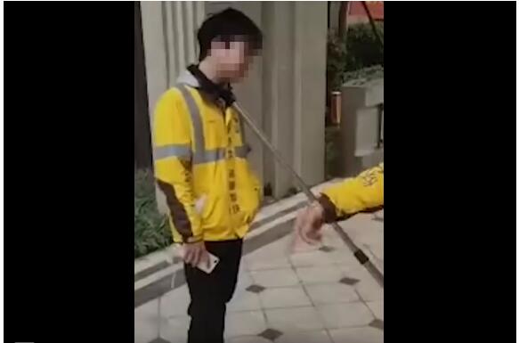 外卖员被保安用钢叉锁住脖子 旁观者怒斥：你把他当成人了吗?