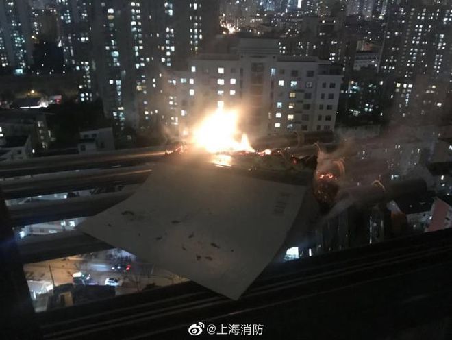 突然情绪失控！爸爸辅导功课怒点作业险烧邻居家