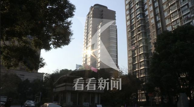 突然情绪失控！爸爸辅导功课怒点作业险烧邻居家