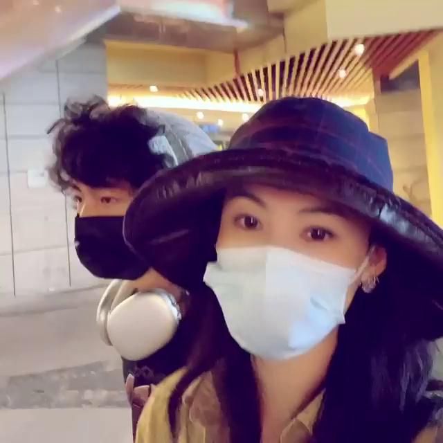 张柏芝携两个儿子一同逛街，大儿子长势飞快颇有谢霆锋气质