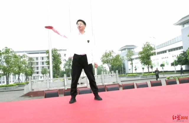 火爆全网!教育局长跳霹雳舞为学生解压 引得台下学生一片沸腾