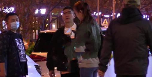 陈数老公多次与一妙龄女同行被拍，知情人士：只是合作伙伴
