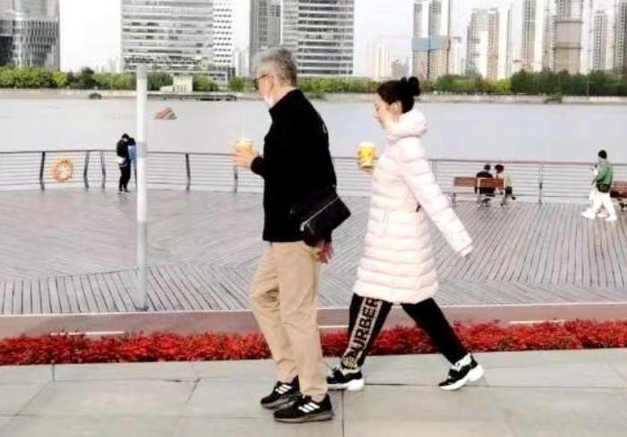 吉娜和爸爸江边散步被偶遇 扎丸子头素颜白嫩透亮