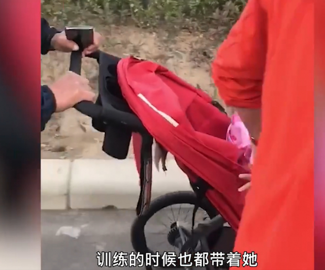 男子带宝宝推婴儿车跑马拉松 网友热议这个操作