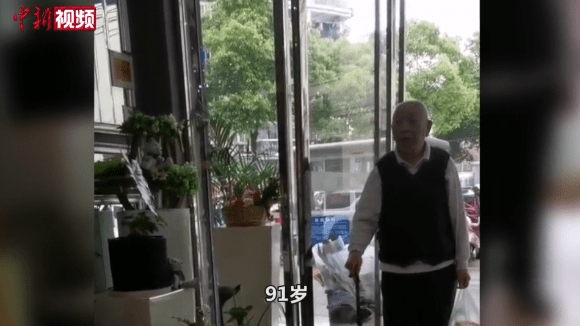 爱情最美的样子！91岁爷爷买玫瑰花给90岁老伴庆生，这就是爱情的样子